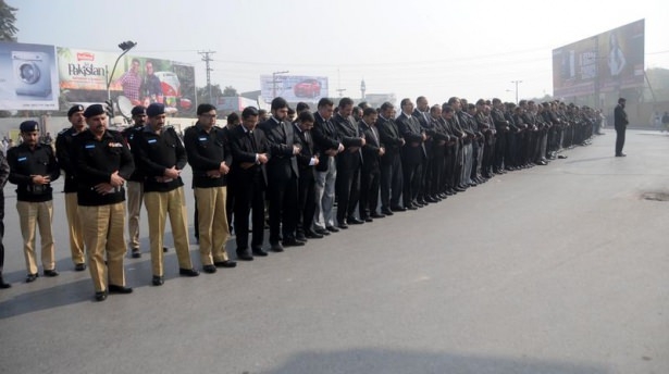 Pakistan'da kana bulanmış sınıflar! 25