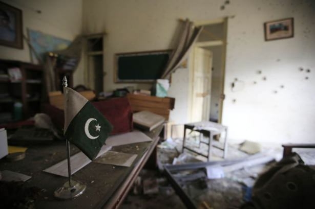 Pakistan'da kana bulanmış sınıflar! 33