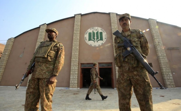 Pakistan'da kana bulanmış sınıflar! 4