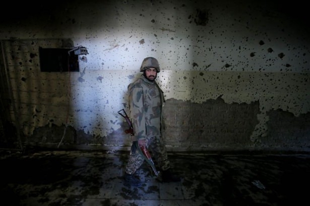 Pakistan'da kana bulanmış sınıflar! 7