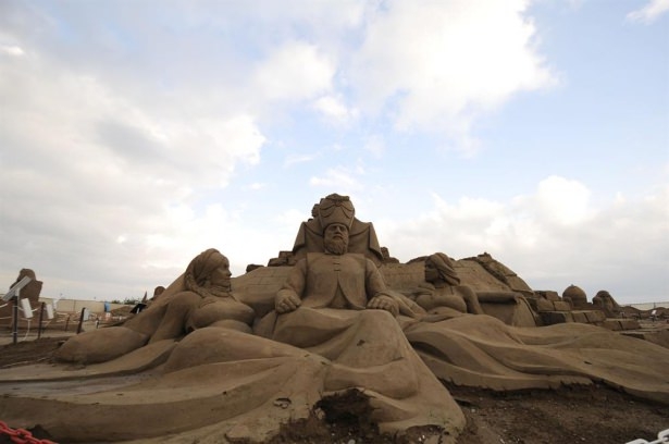 10 bin ton kum kullanılarak yapılan heykeller 1