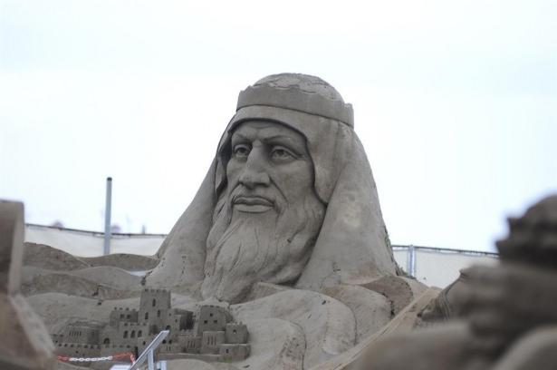 10 bin ton kum kullanılarak yapılan heykeller 10