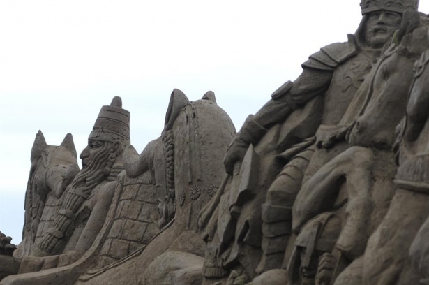 10 bin ton kum kullanılarak yapılan heykeller 11