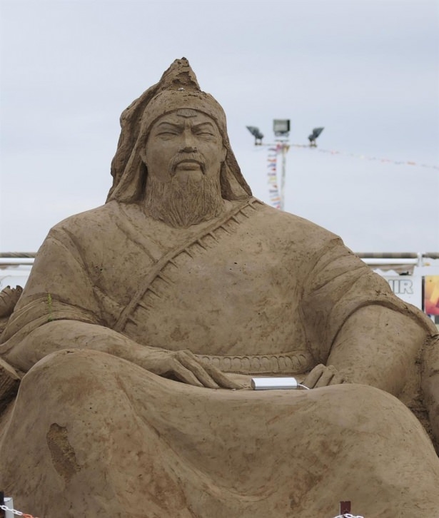 10 bin ton kum kullanılarak yapılan heykeller 16