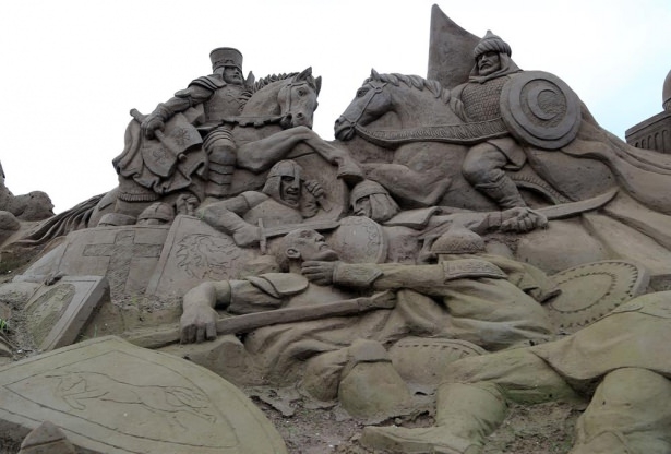10 bin ton kum kullanılarak yapılan heykeller 2