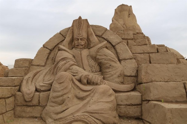 10 bin ton kum kullanılarak yapılan heykeller 3