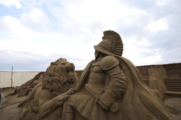 10 bin ton kum kullanılarak yapılan heykeller 5