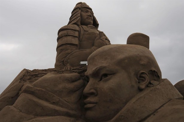 10 bin ton kum kullanılarak yapılan heykeller 8