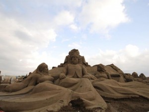 10 bin ton kum kullanılarak yapılan heykeller