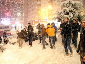 Bin kişi kar topu savaşı yaptı!