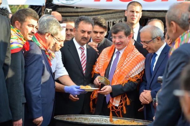 Başbakan Ahmet Davutoğlu halay çekti 10