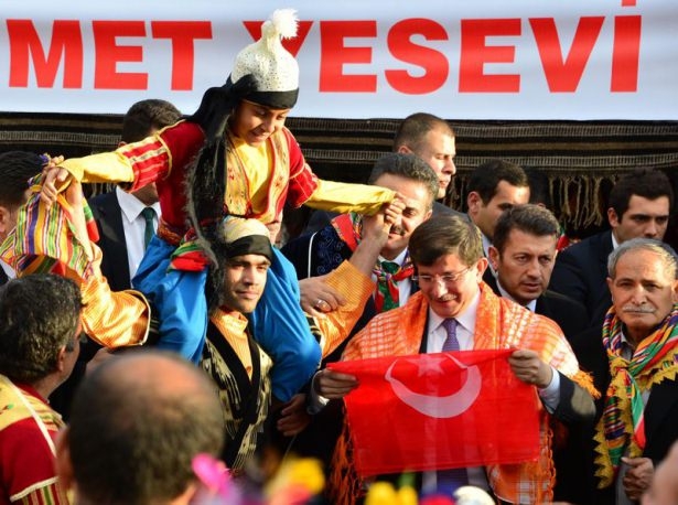 Başbakan Ahmet Davutoğlu halay çekti 2