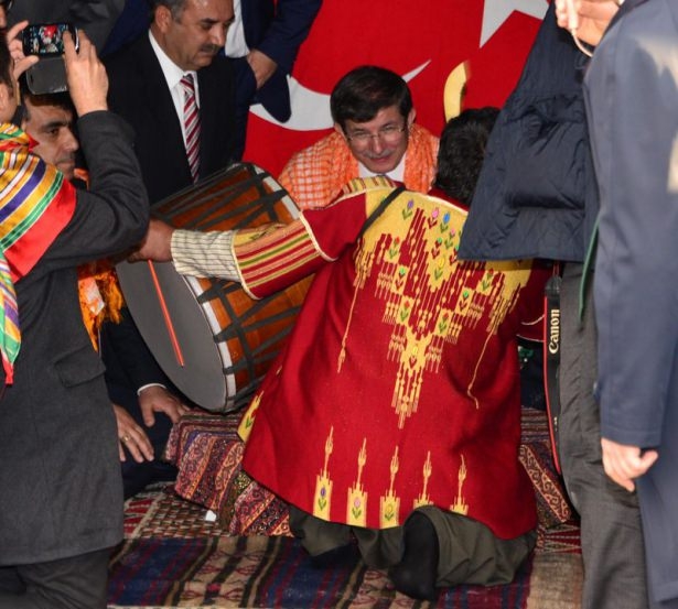 Başbakan Ahmet Davutoğlu halay çekti 5