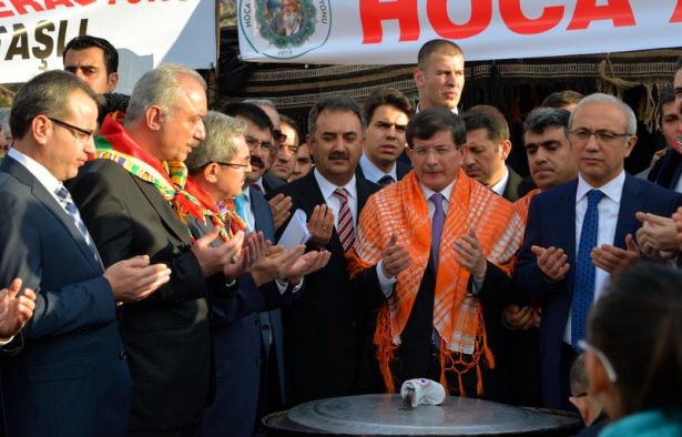 Başbakan Ahmet Davutoğlu halay çekti 8