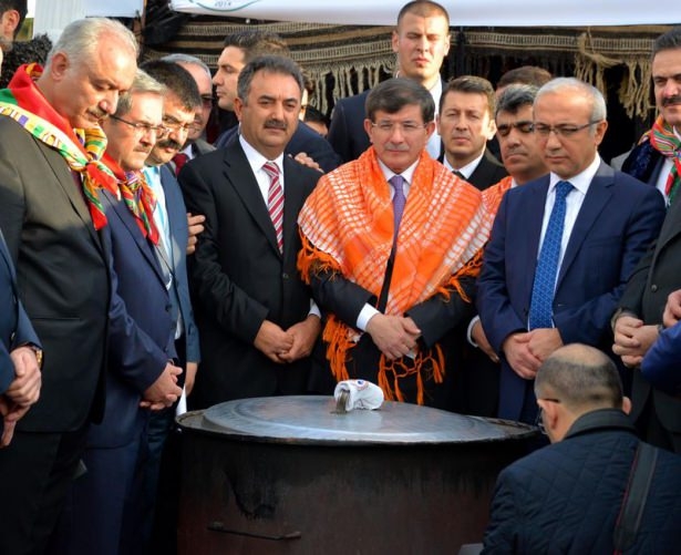 Başbakan Ahmet Davutoğlu halay çekti 9