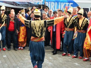 Başbakan Ahmet Davutoğlu halay çekti