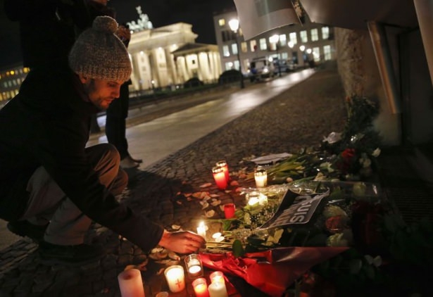 Fransa ayaklandı! Binlerce kişi oraya akın etti 22