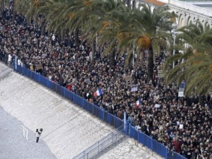 Fransa'da yüz binler sokaklarda
