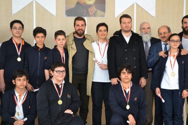 Diriliş Ertuğrul ekibi karne dağıttı 1