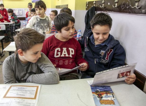 Diriliş Ertuğrul ekibi karne dağıttı 15