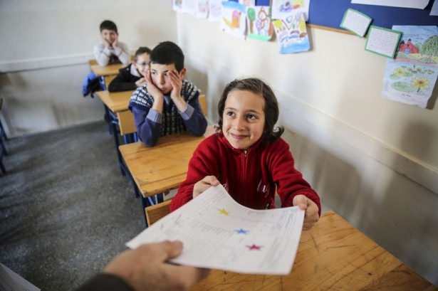 Diriliş Ertuğrul ekibi karne dağıttı 17