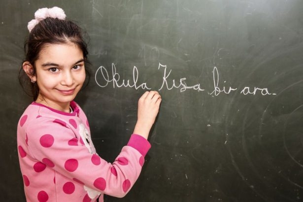 Diriliş Ertuğrul ekibi karne dağıttı 18