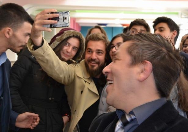 Diriliş Ertuğrul ekibi karne dağıttı 2