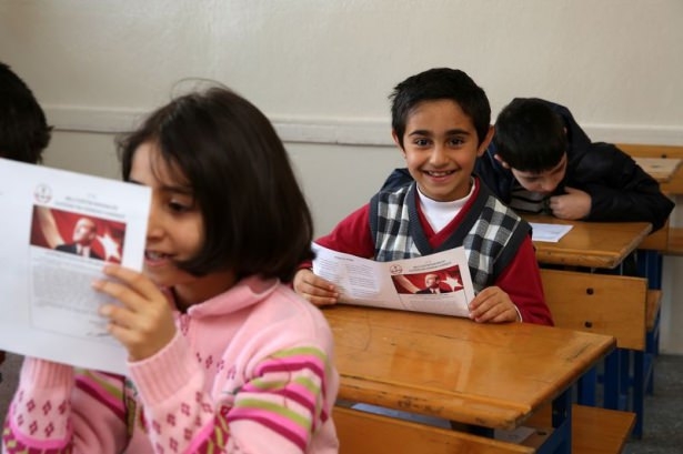 Diriliş Ertuğrul ekibi karne dağıttı 23