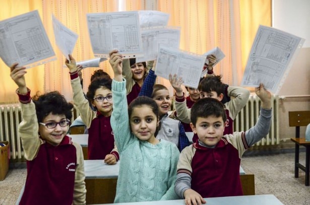 Diriliş Ertuğrul ekibi karne dağıttı 24