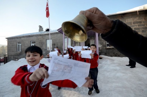 Diriliş Ertuğrul ekibi karne dağıttı 29