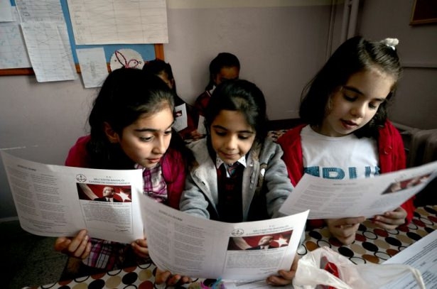 Diriliş Ertuğrul ekibi karne dağıttı 30