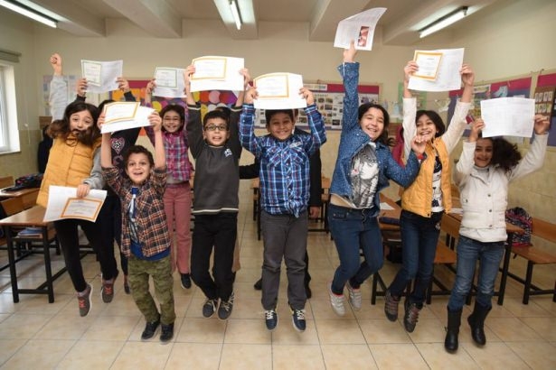 Diriliş Ertuğrul ekibi karne dağıttı 32