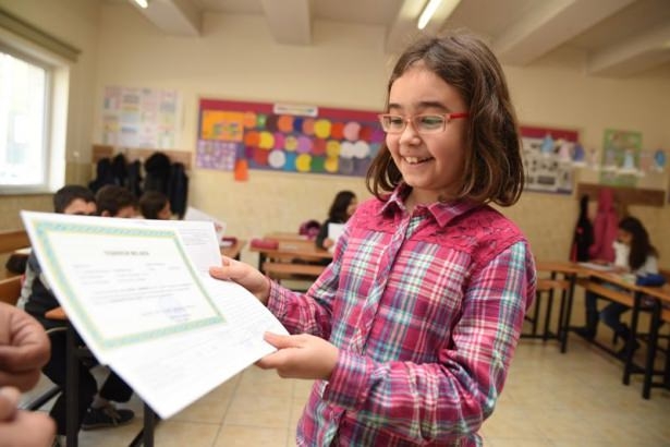 Diriliş Ertuğrul ekibi karne dağıttı 33