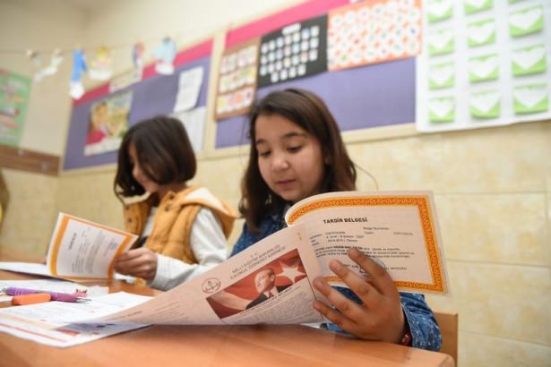 Diriliş Ertuğrul ekibi karne dağıttı 34