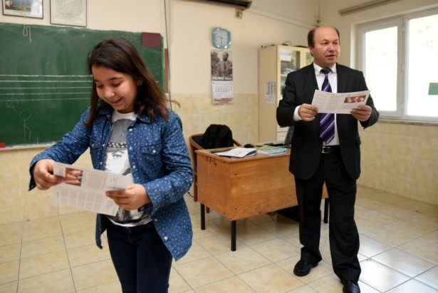 Diriliş Ertuğrul ekibi karne dağıttı 35