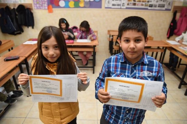 Diriliş Ertuğrul ekibi karne dağıttı 36