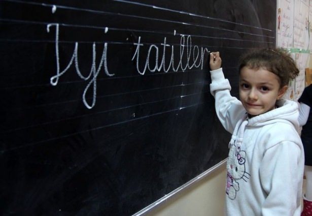 Diriliş Ertuğrul ekibi karne dağıttı 39