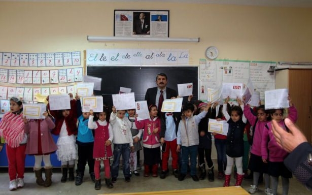 Diriliş Ertuğrul ekibi karne dağıttı 40