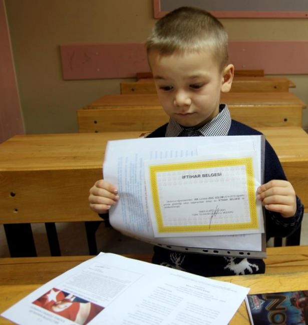 Diriliş Ertuğrul ekibi karne dağıttı 41