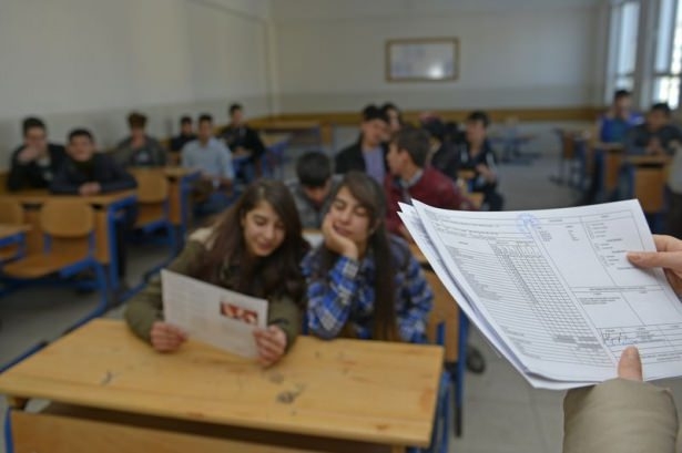 Diriliş Ertuğrul ekibi karne dağıttı 42