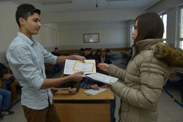 Diriliş Ertuğrul ekibi karne dağıttı 43