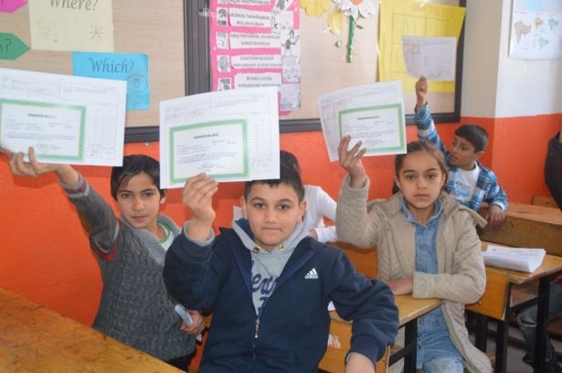 Diriliş Ertuğrul ekibi karne dağıttı 44