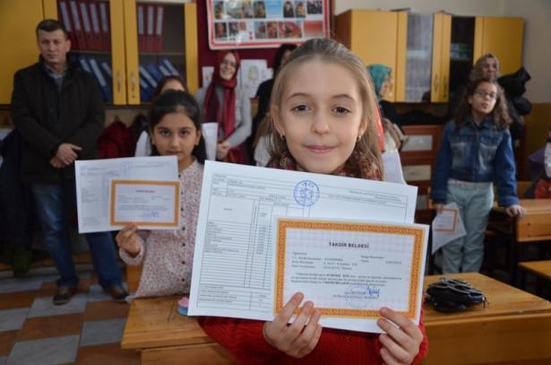 Diriliş Ertuğrul ekibi karne dağıttı 45