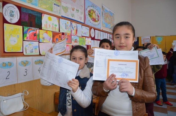 Diriliş Ertuğrul ekibi karne dağıttı 46