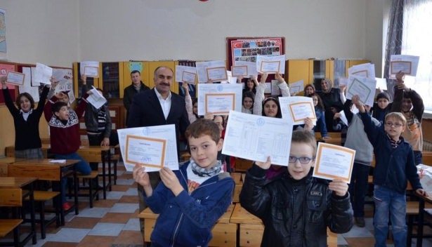 Diriliş Ertuğrul ekibi karne dağıttı 47