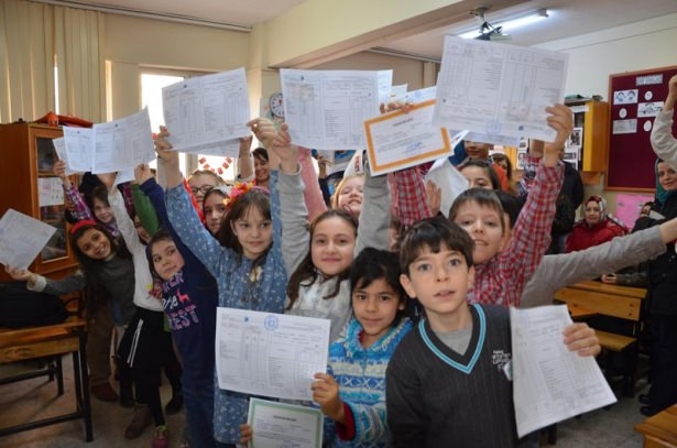 Diriliş Ertuğrul ekibi karne dağıttı 49