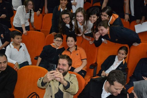 Diriliş Ertuğrul ekibi karne dağıttı 5