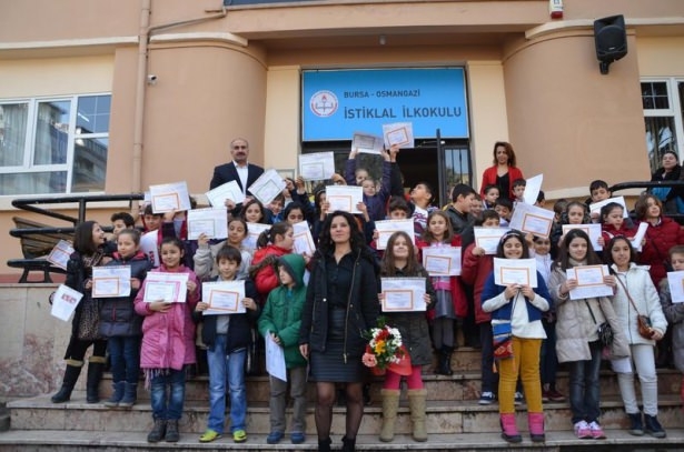 Diriliş Ertuğrul ekibi karne dağıttı 50