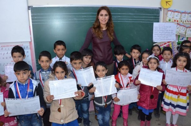 Diriliş Ertuğrul ekibi karne dağıttı 51