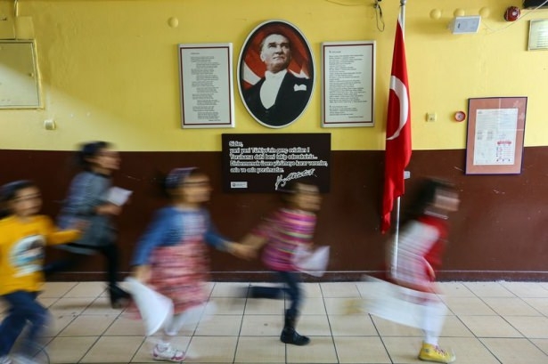 Diriliş Ertuğrul ekibi karne dağıttı 53